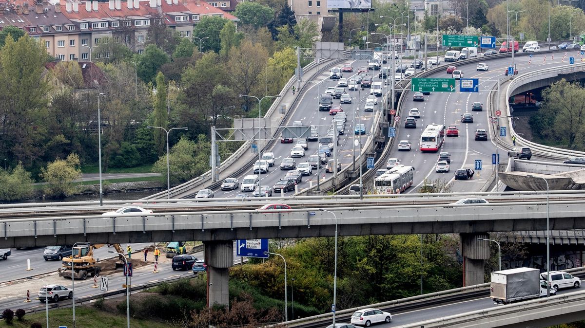 Nejvytíženější silnici Česka čeká uzavírka. Kam se doprava vylije
